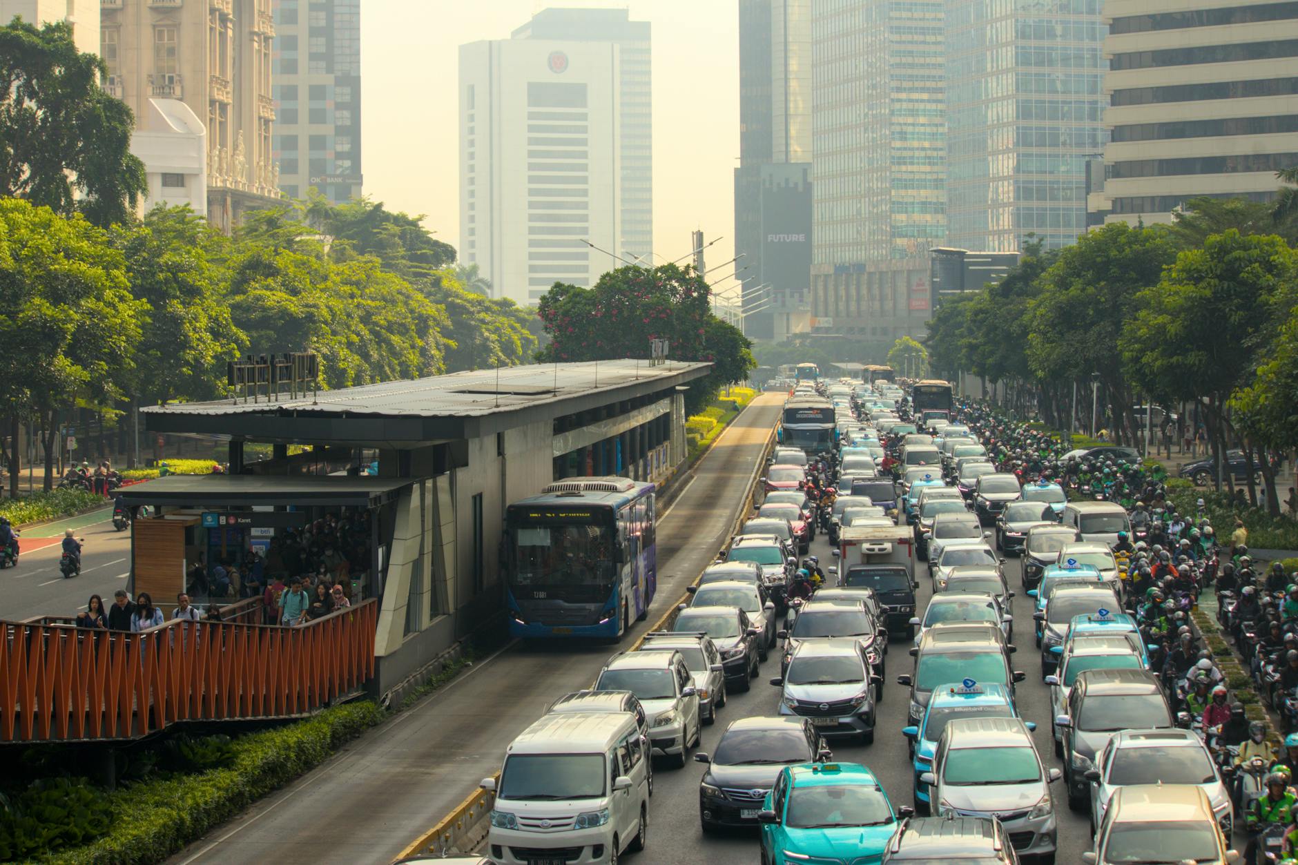 Bus listrik ramai di jalan kota modern