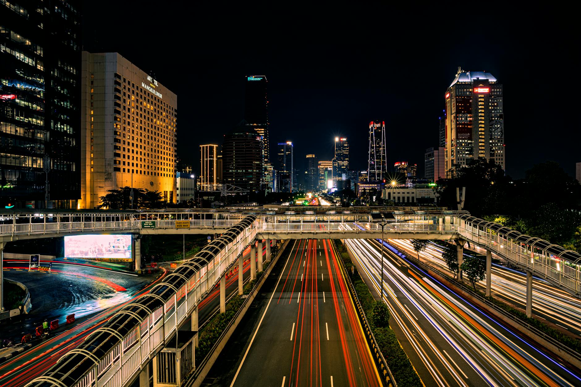 Pembangunan jalan tol dan bandara di Indonesia