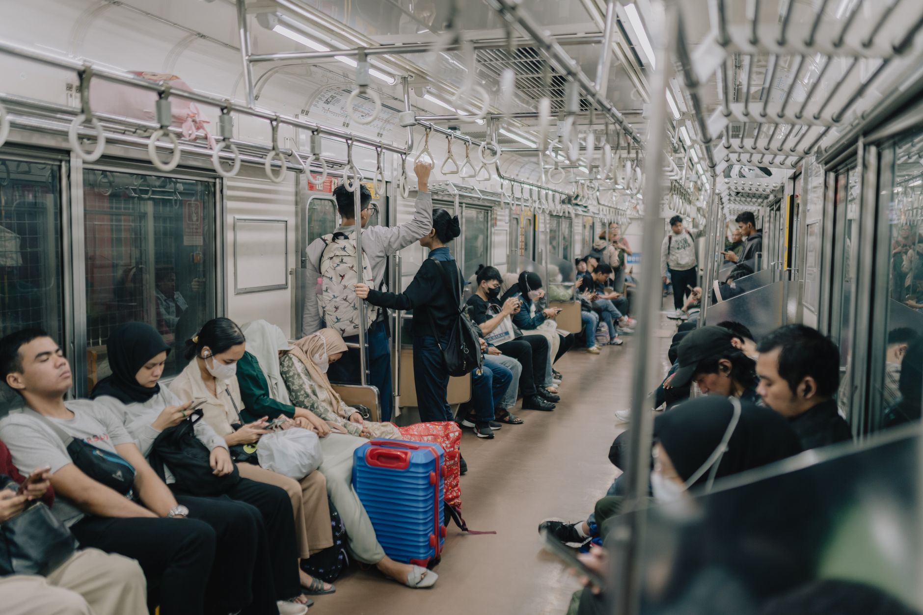 Kereta listrik sebagai contoh transportasi massal modern